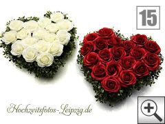 Hochzeitsauto Blumenschmuck Beispiel 15 - Autogesteck 2 Rosenherzen in Weiß und Rot