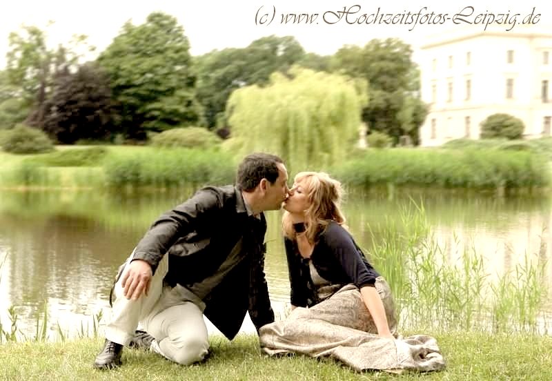 Foto Hochzeitskuss am See im Stadtpark am Wei�en Haus
