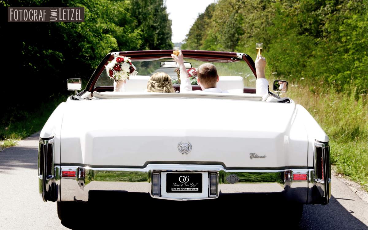 Amerikanisches Cabrio als Hochzeitauto in Borna bei Leipzig mieten - Hochzeitsfahrt im offenen Cadillac vom Standesamt Frohburg Schwindpalast zum Fotoshooting nach Borna und Kitzscher