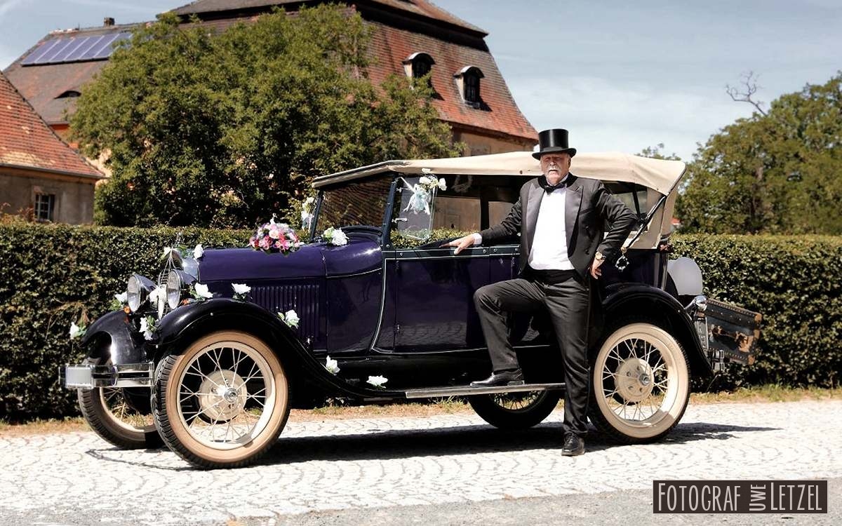 Hochzeitsauto mit Chauffeur in Wurzen mieten - Oldtimer Hochzeitsfahrt mit Braut und Brutigam zum Schloss Wurzen