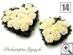 2 weie Rosenherzen als Hochzeitsauto Blumenschmuck